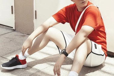 Vũ Mạnh Cường diện trang phục trẻ trung