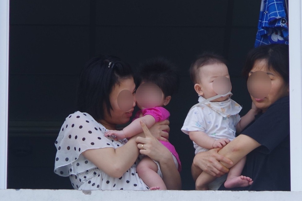 Hàng chục người xin vào khu cách ly chăm sóc các cháu bé về từ Hàn Quốc - 3 Hàng chục người xin vào khu cách ly chăm sóc các cháu bé về từ Hàn Quốc - 3