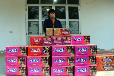 Người phụ nữ đi buôn gần một tấn pháo nổ