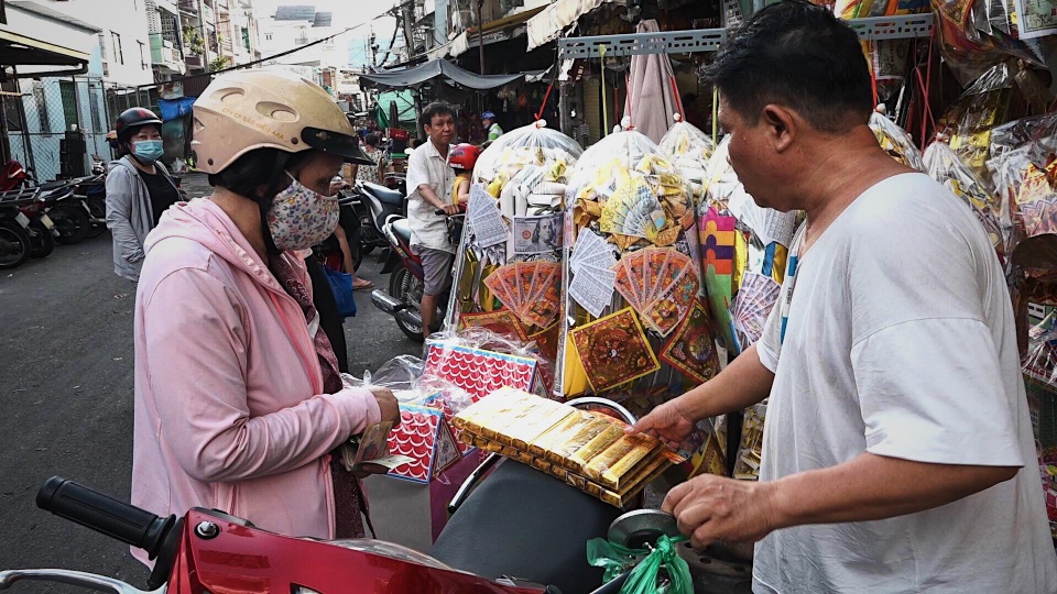 Tiểu thương than trời vì ế vàng mã, heo, vịt trong ngày Rằm tháng 7 - 2 Tiểu thương than trời vì ế vàng mã, heo, vịt trong ngày Rằm tháng 7 - 2
