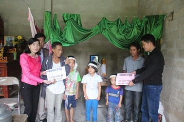 Trao hơn 37 triệu đồng đến hoàn cảnh anh Phan Văn Cẩn