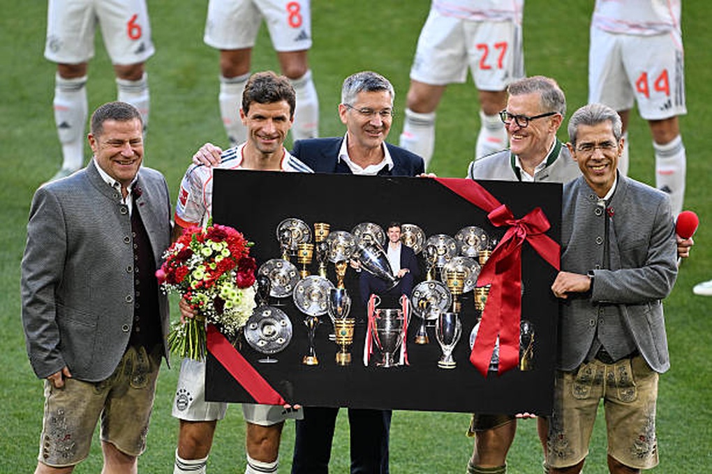 Kane ghi bàn, Muller nhận điều đặc biệt trong ngày đăng quang Bundesliga - 1 Kane ghi bàn, Muller nhận điều đặc biệt trong ngày đăng quang Bundesliga - 1