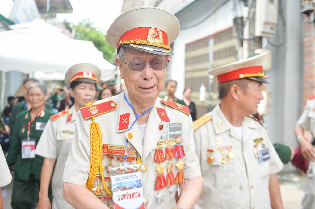 Gửi một chân ở chiến trường, cựu binh già vượt trăm cây số viếng Tổng Bí thư - 2 Gửi một chân ở chiến trường, cựu binh già vượt trăm cây số viếng Tổng Bí thư - 2