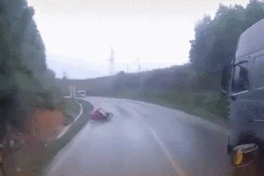 Xe container vượt ẩu, cán nát xe máy