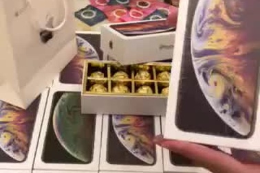 "Đập hộp" socola iPhone XS Max.