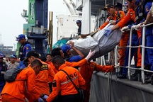 2 ngày sau thảm kịch máy bay rơi: Indonesia vớt được 34 túi thi thể