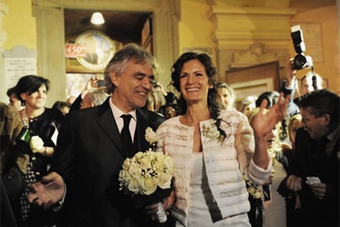Ca sĩ người Ý kết hôn ở tuổi 55