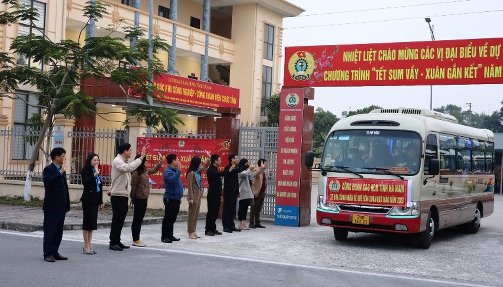 38 chuyến xe đưa hơn 1.000 công nhân về quê đón Tết - 2 38 chuyến xe đưa hơn 1.000 công nhân về quê đón Tết - 2