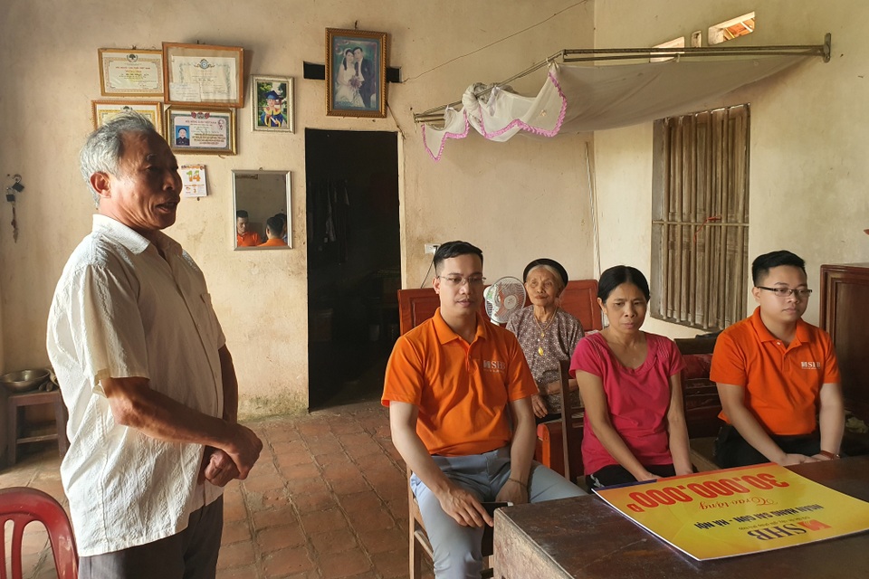 Chàng trai chăm mẹ ung thư đón nhận 30 triệu đồng từ ngân hàng trao tặng - 4 Chàng trai chăm mẹ ung thư đón nhận 30 triệu đồng từ ngân hàng trao tặng - 4