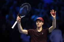 Sinner đánh bại Zverev lần thứ ba trong 17 ngày, vào bán kết ATP Finals