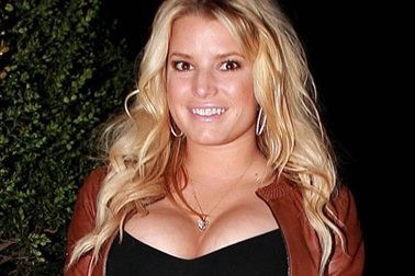 Cư dân mạng bình phẩm “vòng một” của Jessica Simpson