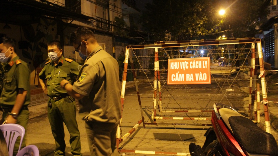 TPHCM: Trắng đêm phong toả khu dân cư có người nghi nhiễm Covid-19 - 4 TPHCM: Trắng đêm phong toả khu dân cư có người nghi nhiễm Covid-19 - 4