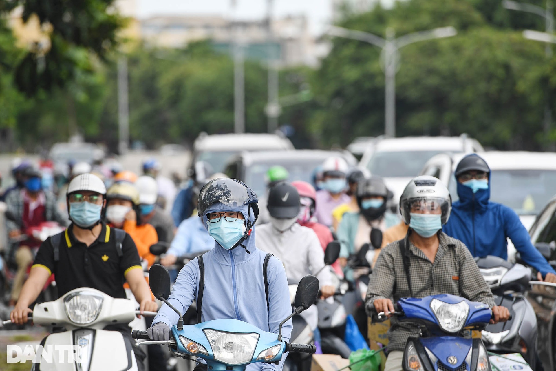 Đường phố Hà Nội bất ngờ đông đúc trở lại - 2 Đường phố Hà Nội bất ngờ đông đúc trở lại - 2