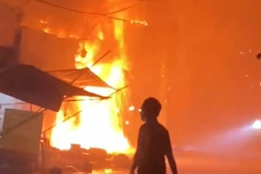 Ba ki ốt ở Hà Nội cháy rụi trong đêm