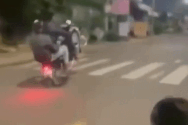 Thanh niên ở Lâm Đồng bốc đầu xe, quay clip đăng TikTok
