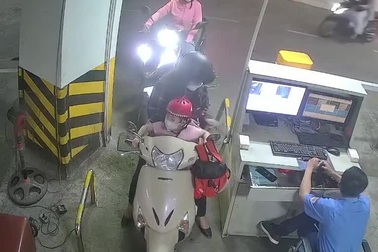 Người phụ nữ gặp nạn vì sai lầm quen thuộc khi chở trẻ em bằng xe tay ga