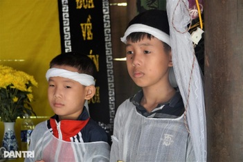 Mẹ tâm thần, 2 con thơ đầu chít khăn tang ngơ ngác trước bàn thờ bố