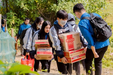 Đưa "nắng ấm" lên với bà con tộc người ngủ ngồi ngày cận Tết