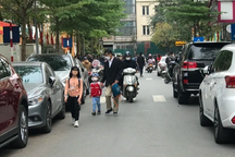 Hà Nội: Gần 4.000 học sinh bị ô tô "bủa vây", tan học tràn xuống lòng đường