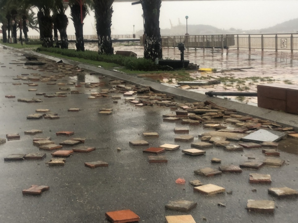 Đà Nẵng: Lần đầu có cảnh nước sông Hàn dâng cao, tràn lên đường - 12 Đà Nẵng: Lần đầu có cảnh nước sông Hàn dâng cao, tràn lên đường - 12