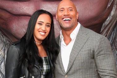Con gái 19 tuổi của “The Rock” trở thành nữ đô vật