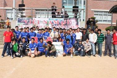 Lao động Việt Nam tại Hàn Quốc ủng hộ đồng bào miền Trung lũ lụt