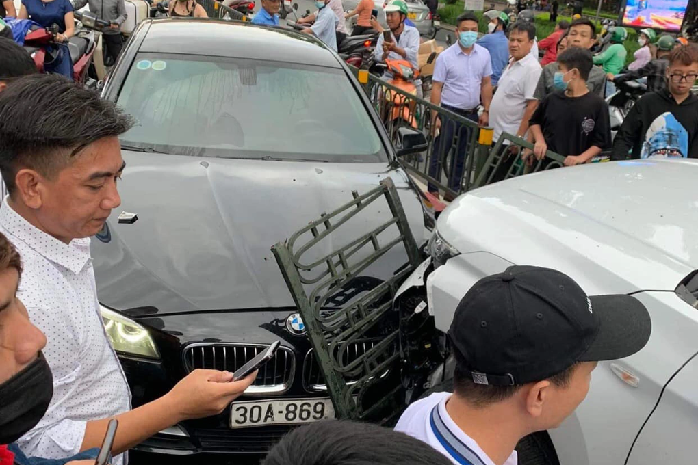 Hà Nội: Xe bán tải lao qua rào phân cách, tông trúng ô tô BMW - 2 Hà Nội: Xe bán tải lao qua rào phân cách, tông trúng ô tô BMW - 2