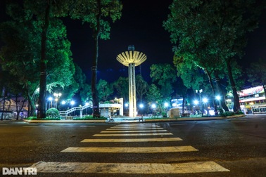 Đường phố Sài Gòn vắng lặng chưa từng thấy sau 18h