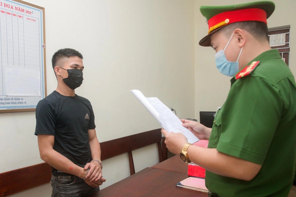 Chi 4 triệu đồng thuê người ném bom xăng dằn mặt công an - 1 Chi 4 triệu đồng thuê người ném bom xăng dằn mặt công an - 1