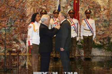Tổng Bí thư trao Huân chương Sao vàng tặng Chủ tịch Raul Castro Ruz