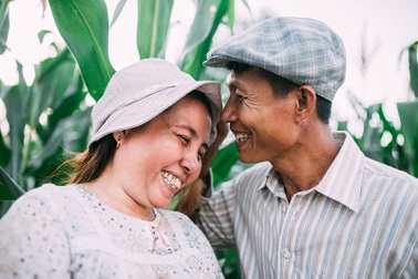 Câu chuyện xúc động sau bộ ảnh vợ chồng nông dân 25 năm hạnh phúc