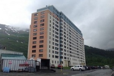 Kỳ lạ thị trấn nơi mọi người dân sống chung dưới một mái nhà