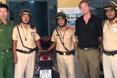 CSGT chặn bắt người nước ngoài nghi sử dụng xe trộm cắp