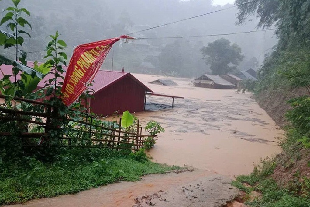 Hàng chục ngôi nhà, nhiều cầu treo bị cuốn trôi ở Sơn La, Điện Biên - 1 Hàng chục ngôi nhà, nhiều cầu treo bị cuốn trôi ở Sơn La, Điện Biên - 1