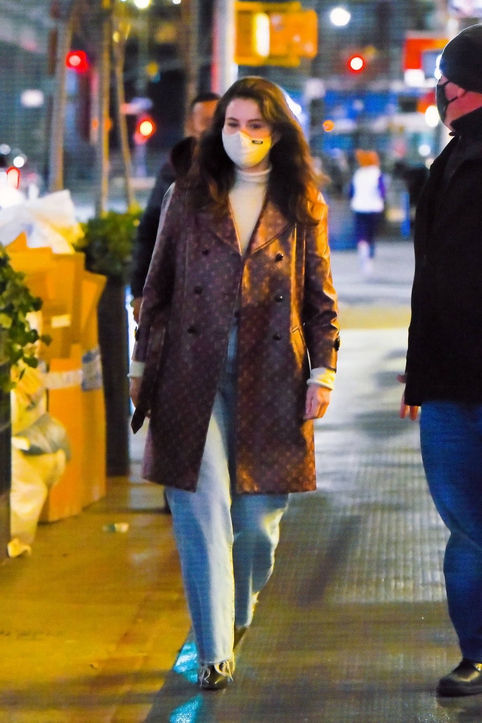 Học Selena Gomez diện đồ cực chất với áo len cổ lọ trong ngày chuyển gió - 3 Học Selena Gomez diện đồ cực chất với áo len cổ lọ trong ngày chuyển gió - 3