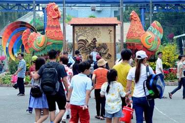 Mùng 7 Tết, khu vui chơi ken đặc người