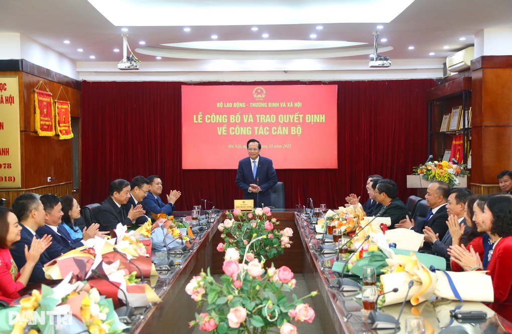 Điều động, bổ nhiệm 12 công chức giữ chức vụ quản lý của Bộ LĐ-TBXH - 1 Điều động, bổ nhiệm 12 công chức giữ chức vụ quản lý của Bộ LĐ-TBXH - 1