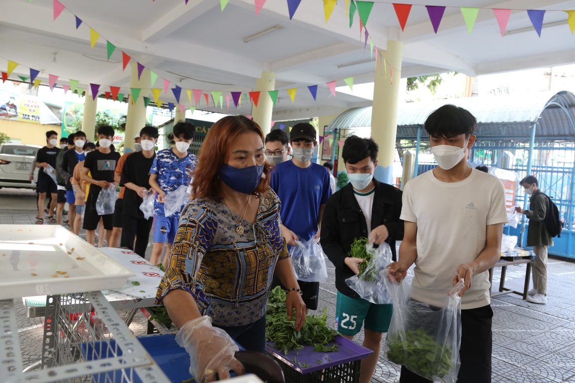Chợ 0 đồng dìu sinh viên vượt qua khó khăn - 1 Chợ 0 đồng dìu sinh viên vượt qua khó khăn - 1