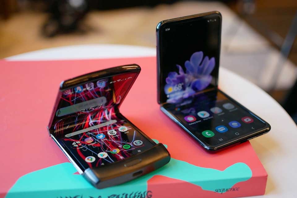 Đọ độ bền Galaxy Z Flip và Motorola Razr khi thả rơi tự do - 1 Đọ độ bền Galaxy Z Flip và Motorola Razr khi thả rơi tự do - 1