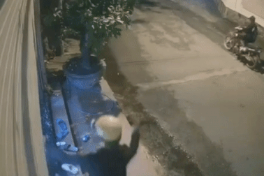 Bị nhắc chạy xe chậm lại, nhóm thanh niên chém cửa nhà dân ở TPHCM