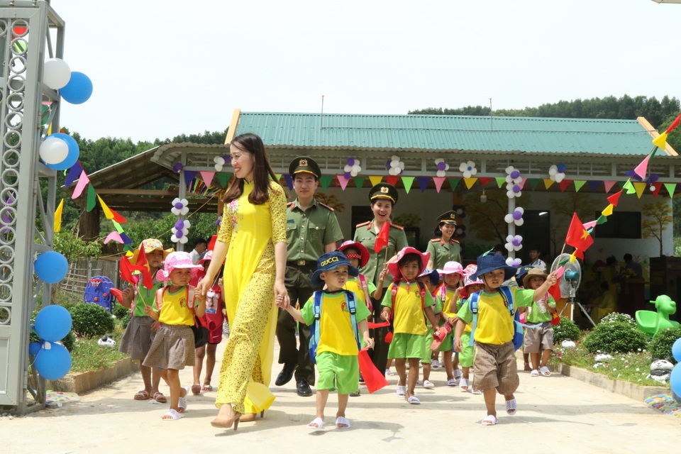 Cô trò vùng cao vui mừng đón nhận phòng học mới khang trang - 2 Cô trò vùng cao vui mừng đón nhận phòng học mới khang trang - 2