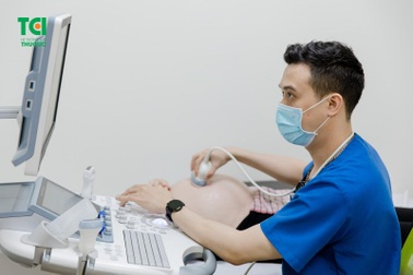 Dây rốn quấn cổ thai nhi 2 vòng, mẹ bầu bị thêm khối u bì buồng trứng