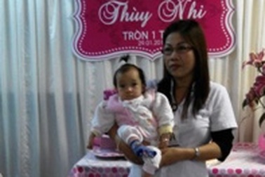 Ấm áp ngày sinh nhật tròn 1 tuổi của bé bị bỏ rơi nơi bệnh viện