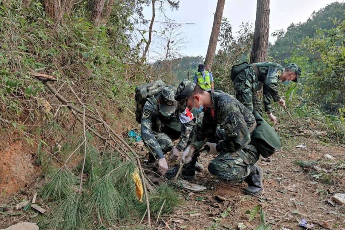 Trung Quốc tìm máy bay rơi xuyên đêm, chưa phát hiện người sống sót - 3 Trung Quốc tìm máy bay rơi xuyên đêm, chưa phát hiện người sống sót - 3