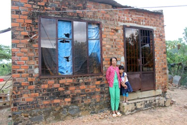 Cha bị tai biến, con gái 7 tuổi đứng trước nguy cơ thất học