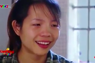 Nữ sinh bán đồng nát kiếm tiền đi học