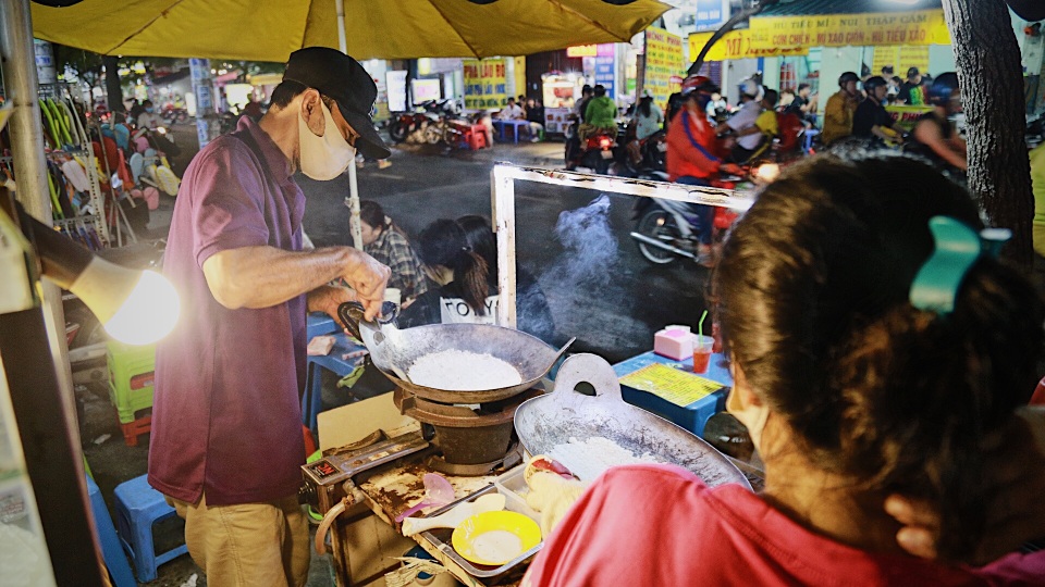 Ấm áp tình người ở quán cơm cháy của vợ chồng câm điếc - 11 Ấm áp tình người ở quán cơm cháy của vợ chồng câm điếc - 11