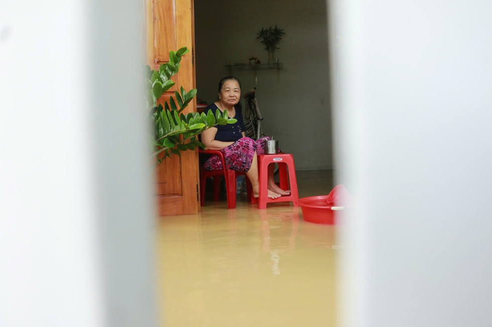 Người dân ngỡ ngàng trước trận mưa lụt lạ đời chưa từng thấy - 8