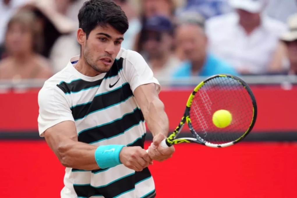Alcaraz tiến vào chung kết Queens Club, Medvedev đánh bại Zverev - 1 Alcaraz tiến vào chung kết Queens Club, Medvedev đánh bại Zverev - 1