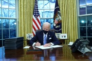 Ông Biden ký 15 sắc lệnh đầu tiên đảo ngược chính sách của ông Trump